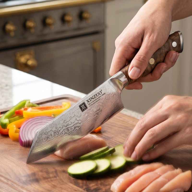 Faca aço damasco Bunka XINZUO fatiando legumes e frango em tábua de madeira